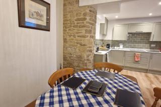 Stylish 2-Bed House in Stamford Town Centre - 2