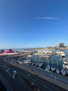 Luxurious apartment with feet in the sea & city - 0