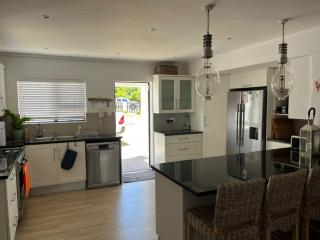 Sea Breeze Cottage - Light, Comfortable & Relaxing - 2