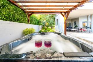 Villa Chillax in Medulin for 10 people with 47 m2 private pool, jacuzzi & sea view - only 400 meters from beach - 2