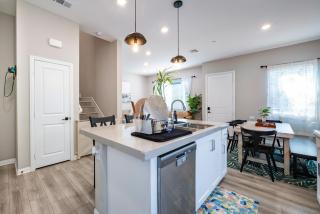 Chula Vista 3BR with Children's Playroom, Pool, Park and Sleeps 9 - 9