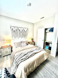 Chula Vista 3BR with Children's Playroom, Pool, Park and Sleeps 9 - 5