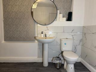 Project Crew & Family Base - Sleeps 7, Fast WiFi, Full Kitchen & Washer - Easy Westgate Station Links & Leeds Travel - 4