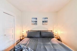 King Bed, 3 min to Washington Sq, 1 min to T - 9