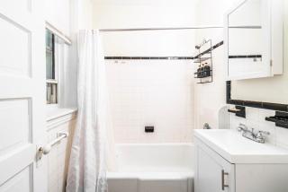 King Bed, 3 min to Washington Sq, 1 min to T - 5