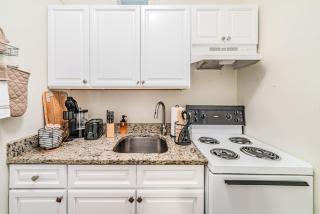 King Bed, 3 min to Washington Sq, 1 min to T - 4