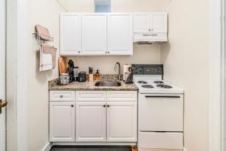 King Bed, 3 min to Washington Sq, 1 min to T - 2