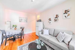 King Bed, 3 min to Washington Sq, 1 min to T - 1