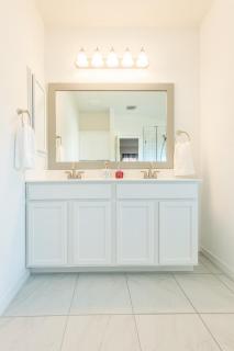 Modern Family Retreat, 4BR Home, Fast WiFi, Parking, Less than 15 mins from Austin - 3