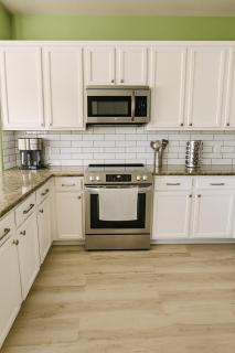 Modern Family Retreat, 4BR Home, Fast WiFi, Parking, Less than 15 mins from Austin - 4