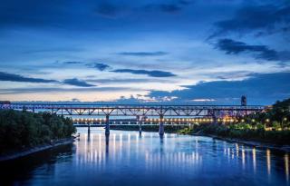 Luxurious Large 3 Bedroom Loft Saskatchewan Drive - 4