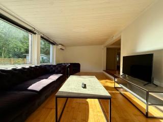 Workers Villa - 5 BR - 2 Bath - Volvo - Parking - 9