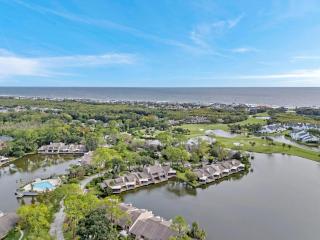 Lakeshore Luxury - Sunny condo near beach w deck - 9
