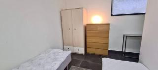 Peaceful Workers Holiday Home - 4 Beds - Parking - 5