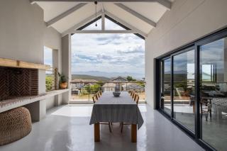 Luxury 3-Bed with Views, Patio Braai & Trails Pass - 0