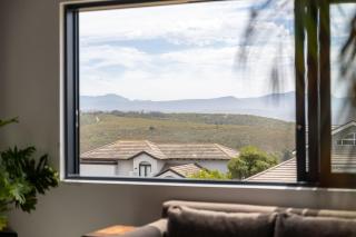 Luxury 3-Bed with Views, Patio Braai & Trails Pass - 8
