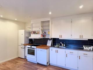 Workers Apartment - 2 BR - 4 Beds - Near Volvo - Parking - 5
