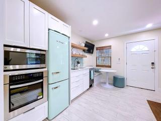 Just Beachy! One bed one bath charmer steps to beach - 5