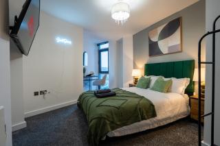 Leeds - City Meets Nature - Riverside - Sleeps 8 - Balcony - 6