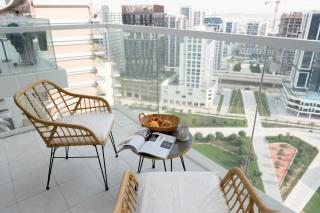 Modern Studio with Balcony, Stunning City Views & Free Parking, Close to Dubai Mall - 0