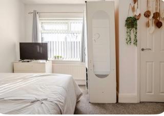 Tastefully Finished 2 Bedroom holiday & Short let cottage in Greater Manchester - 6