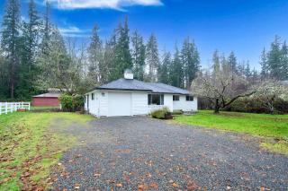 Redmond Pet friendly Home in 2 Acres Horse Barn - 4