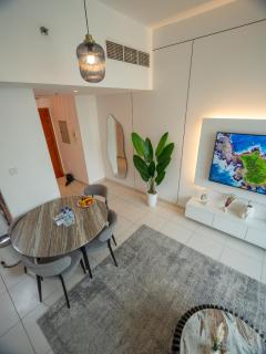 Stunning 2bd marina views prime location high floor - 2