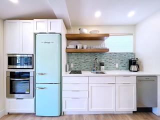 Get Seaduced by this 1 bed 1 bath charmer steps to beach and Bridge St - 5