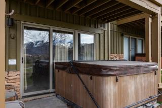 Private Hot tub, Spacious stay for 12, 5 Min Drive to Base, Full Kitchen, Restaurants Nearby! - 9