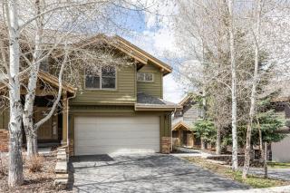 Private Hot tub, Spacious stay for 12, 5 Min Drive to Base, Full Kitchen, Restaurants Nearby! - 8