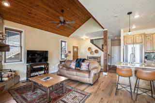 Private Hot tub, Spacious stay for 12, 5 Min Drive to Base, Full Kitchen, Restaurants Nearby! - 2