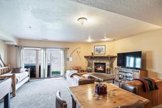 Private Hot tub, Spacious stay for 12, 5 Min Drive to Base, Full Kitchen, Restaurants Nearby! - 1