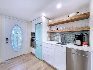 Get A Wave From It All in this 1 bed 1 bath with pvt lanai - 5