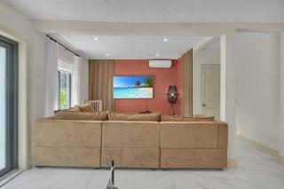 Zen House Miami - Modern 2BR Home with Pool Table, Ping Pong and Patio - 5