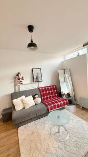 Colourful & Comfy Studio Flat - 7