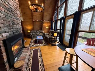 4M Cozy A-Frame in Bethlehem, NH - Fireplace, Firepit & Close to Skiing & Trails, Dogs welcome! - 4