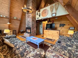 4M Cozy A-Frame in Bethlehem, NH - Fireplace, Firepit & Close to Skiing & Trails, Dogs welcome! - 2
