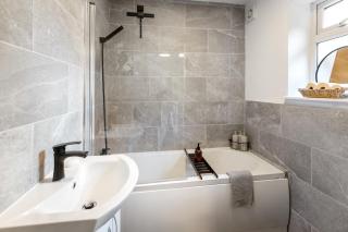 Contractors Haven - Pool Table - Ping Pong Table - Luxury Property Liverpool - 7