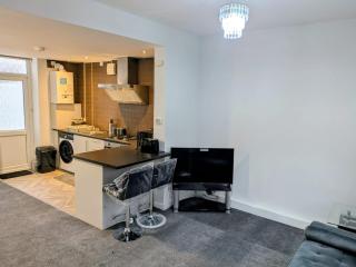 Modern One Bedroom Flat With Garden - 6