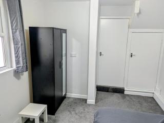 Modern One Bedroom Flat With Garden - 9