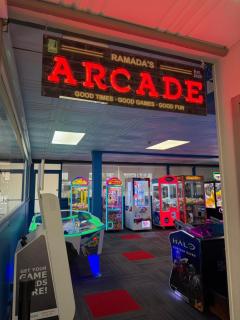 All-New, Ground-Floor, Huge Pool, Tiki Bar & Grill - 8