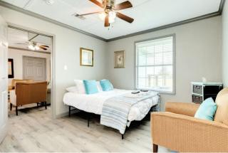 Cute Coastal Cottage! Just a Few Blocks to Beach, Gulf, Jetty and Splash Park! - 3