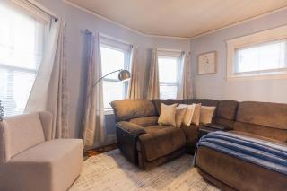 In-Unit Laundry, Old Brookline Home, 5 min to Longwood - 7