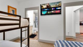 2B2B by TCU, Walkable, Pool View, King&Queen Beds - 4