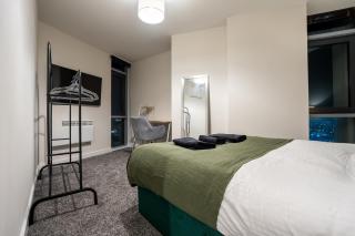 Leeds - City Stay on the River - Sleeps 10 - Central - 1