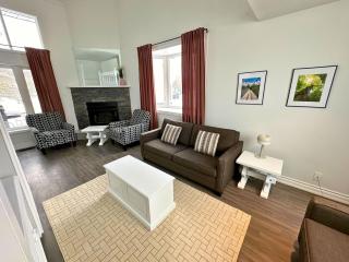 Family Townhome with outdoor pool access - 9