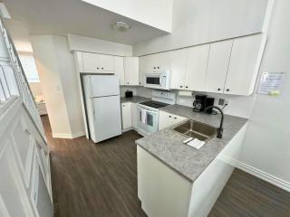 Family Townhome with outdoor pool access - 3