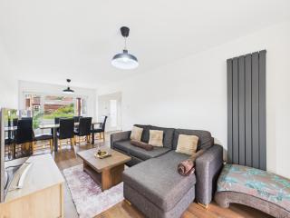 3-Bed Semi-Detached Perfect for Work & Family with Parking - Tilehurst - 4