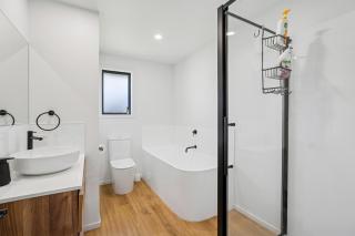 Cosy 4 Bedroom Home - 1