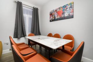 Luxe 5-bedroom House with Hot Tub, Pool table & Football Table - 6